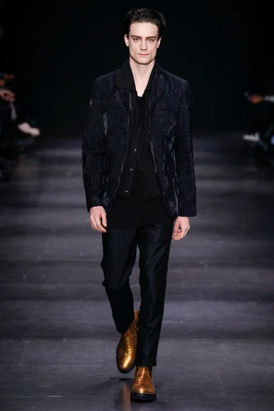 Look 16